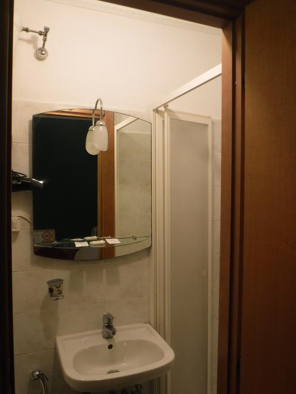 Ares Rooms Rome Bilik gambar